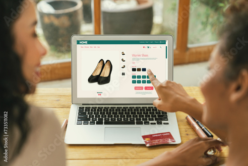 Foto Woman shopping online on internet marketplace browsing for sale items for modern