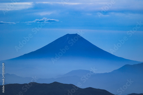 夜明けの日本の富士山