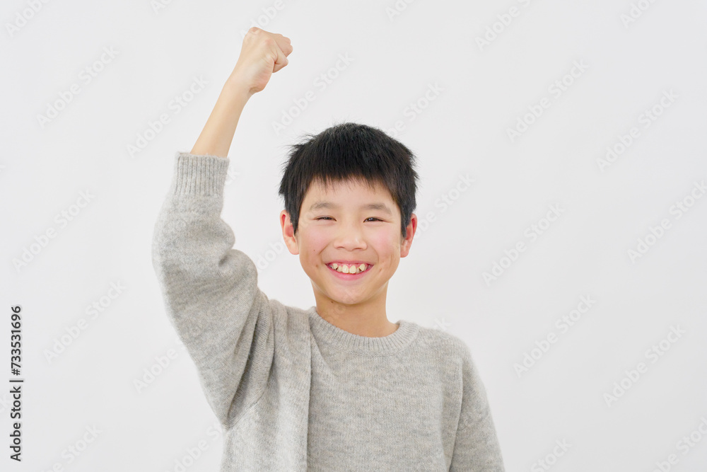 ガッツポーズをする男の子　白背景
