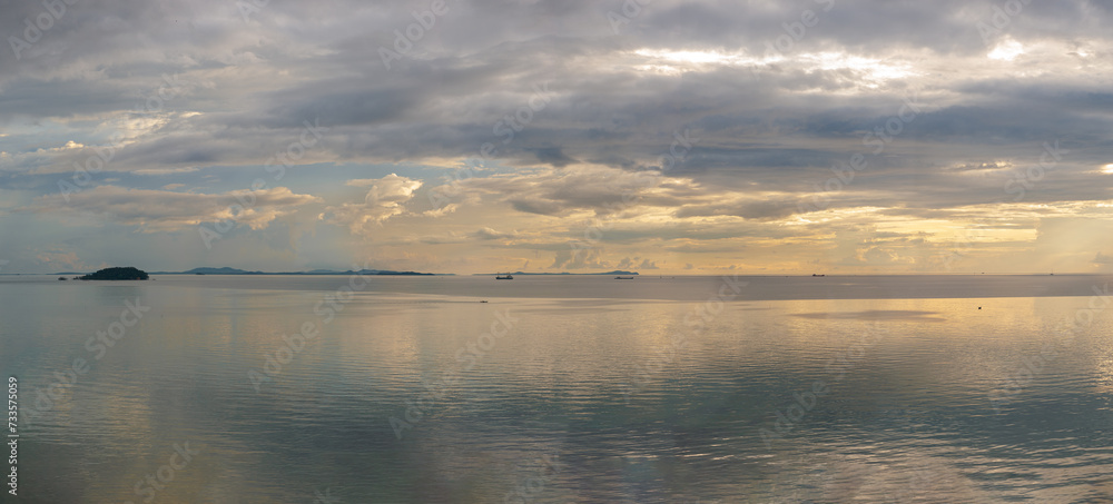Panorama lado izquierdo puesta de sol en el mar de Tanjung Pandan,  Belitung, Indonesia