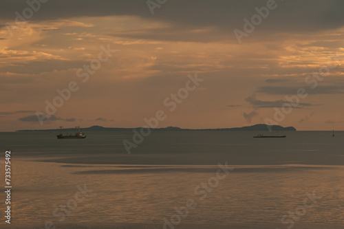 Puesta de sol en el mar de Tanjung Pandan, Belitung, Indonesia