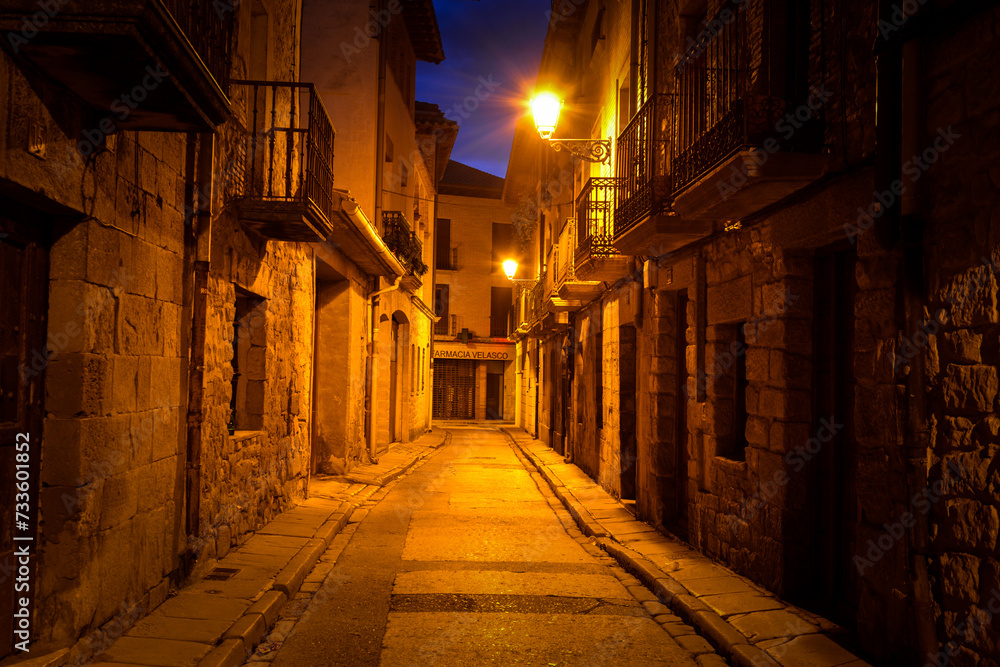 lever du jour vu sur ruelle du centre ville d'Olite aux heures bleus dans le pays de Navarre en Espagne