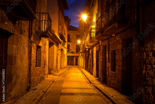 lever du jour vu sur ruelle du centre ville d Olite aux heures bleus dans le pays de Navarre en Espagne