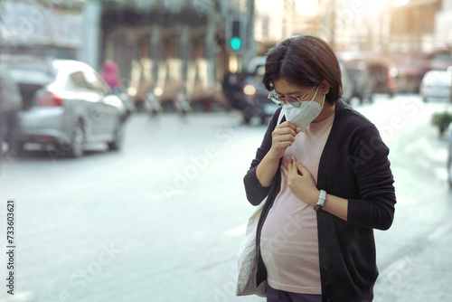 Fotografía Asian pregnant woman wearing PM2