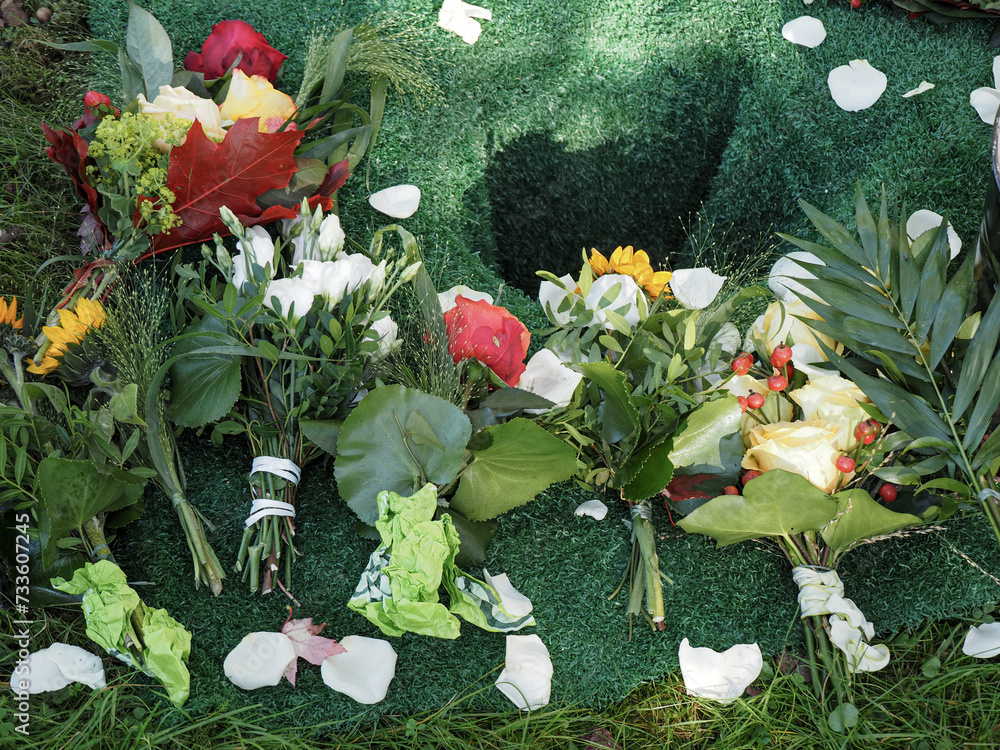 Blumen bei einer Beerdigung Urnenbeisetzung Stock Photo | Adobe Stock