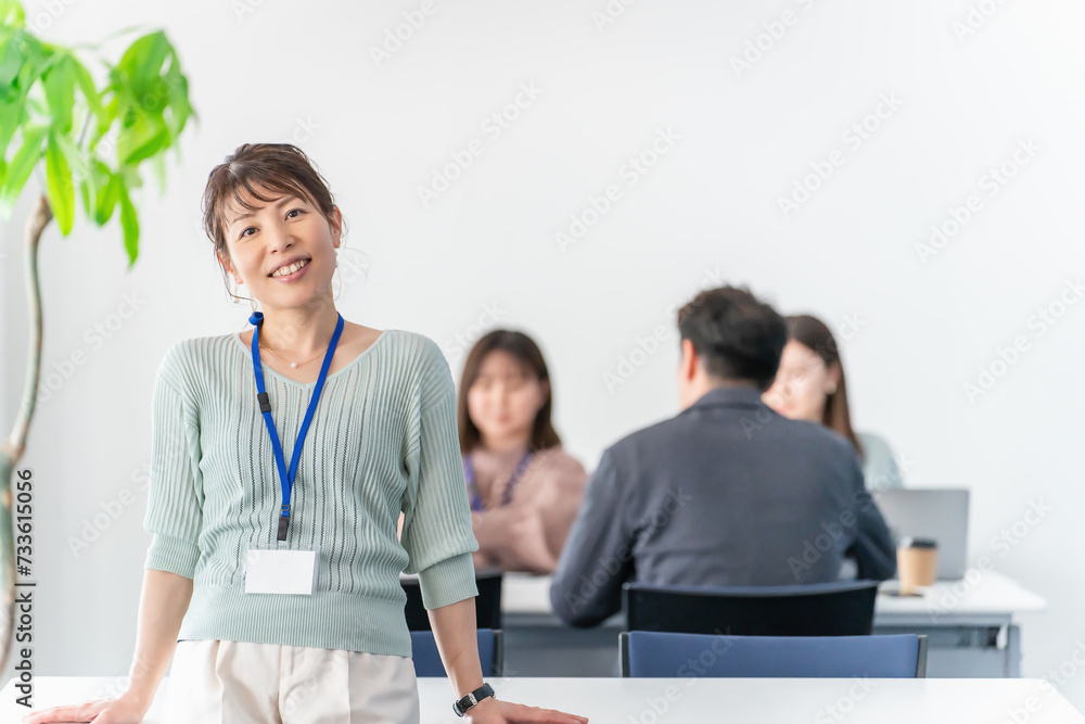 オフィス・会議室にいるビジネスウーマン・女性
オフィス・会議室にいるビジネスウーマン・女性