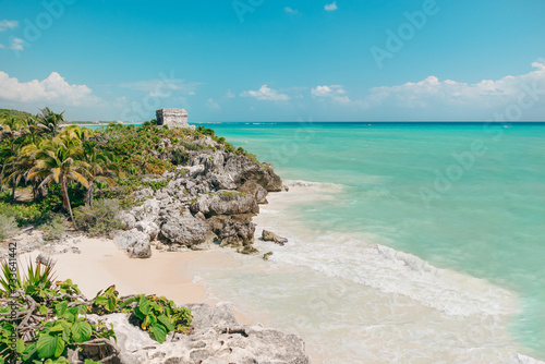Hermosa Playa a un costado de las Ruinas de Tulum, Quintana Roo, México photo