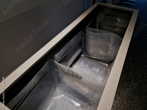 planting in rectangular pots begins with the placement of growing plastic foil pots that adapt to the inside of the pot. Next, growing zeolite gravel is poured in, in which indoor plants grow