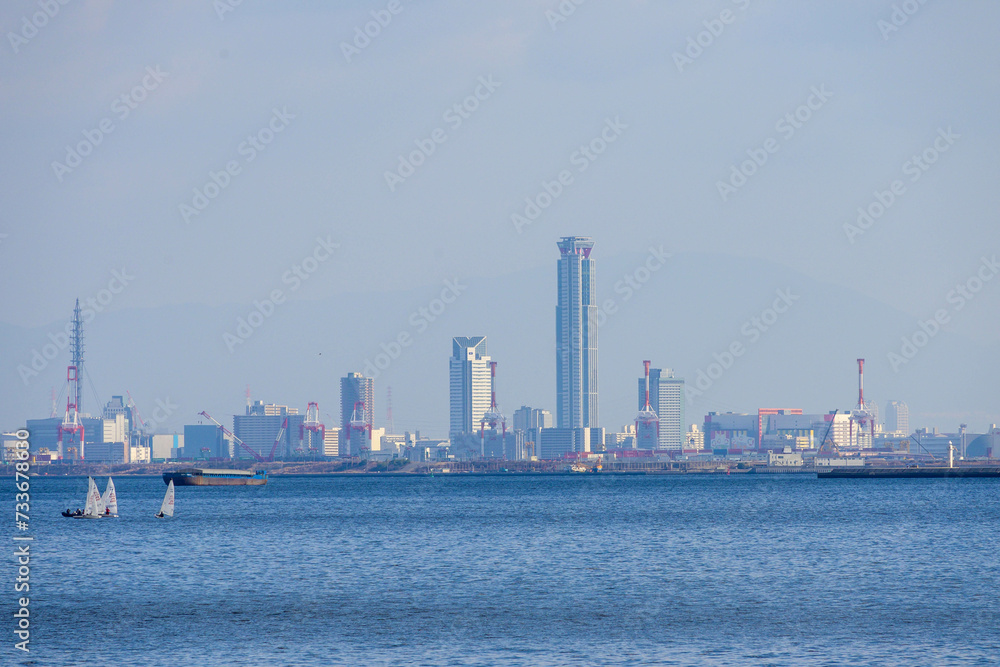兵庫県芦屋市の芦屋浜から大阪湾を隔てて大阪南港の高層ビル群をのぞむ