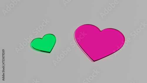 Dwa szklane zielone różowe purpurowe serca na szarym tle
