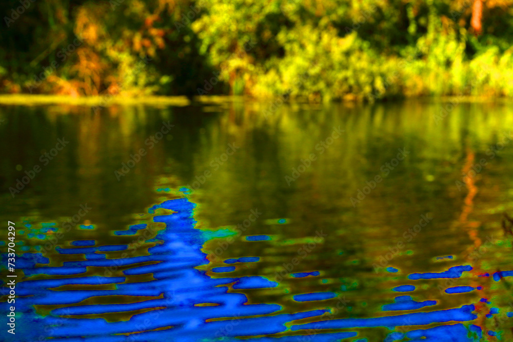 Verfremdetes Foto eines Flussufers Verfremdetes Foto eines Flussufers