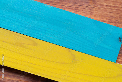 青色と黄色の板