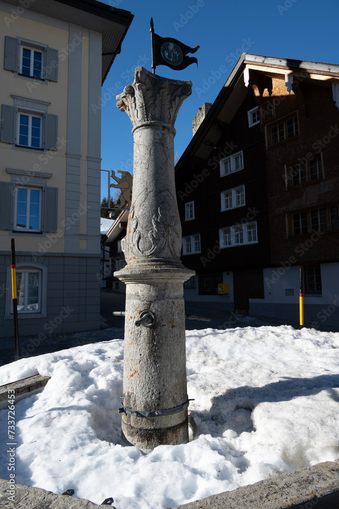 Schneebedeckter Brunnen in Hospental, Kanton Uri, Schweiz - obrazy, fototapety, plakaty 