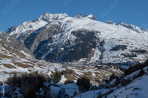 Berglandschaft mit Andermatt, Kanton Uri, Schweiz © tauav