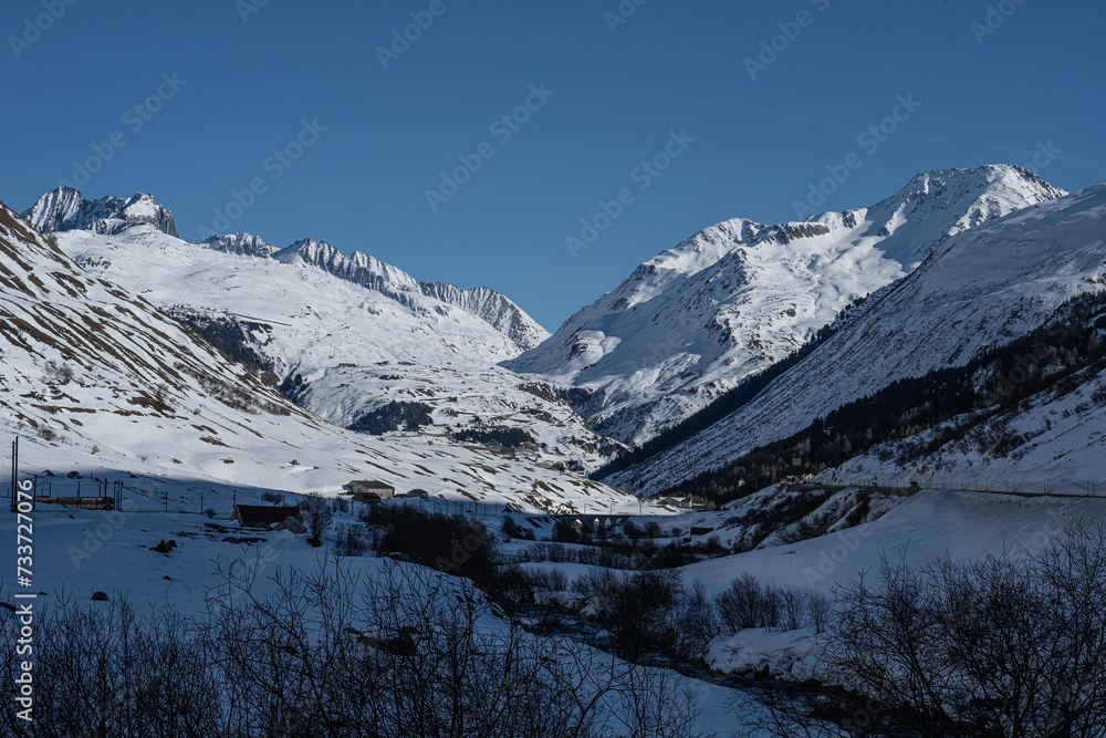 Gebirgslandschaft im Winter um Andermatt, Kanton Uri, Schweiz