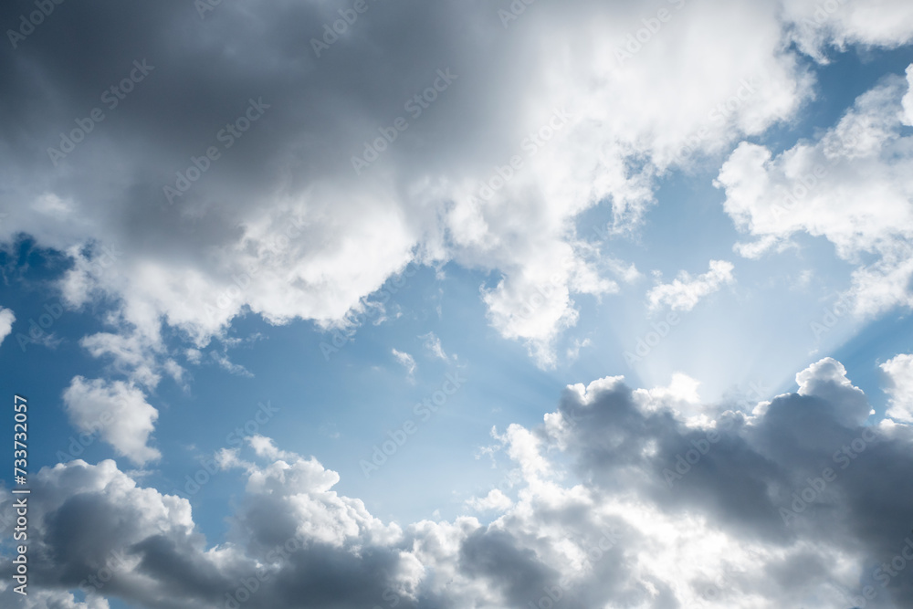 Fototapeta premium Condições atmosféricas: Céu parcialmente nublado com presença de nuvens tempestuosas