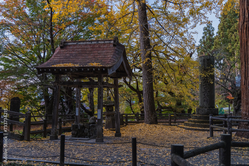 日本　福島県会津若松市の飯盛山にある厳島神社の境内の風景と紅葉