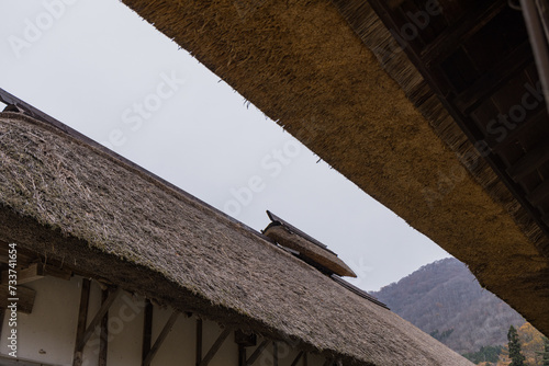 日本　福島県南会津郡下郷町大字大内にある大内宿の茅葺屋根の民家 photo