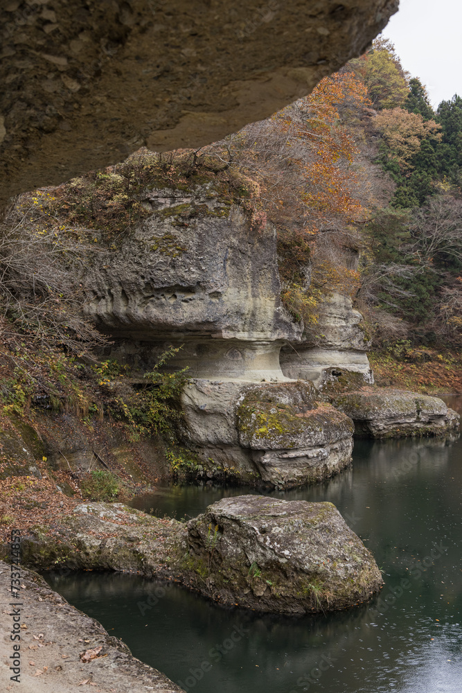 日本　福島県南会津郡下郷町を流れる阿賀野川が形成した渓谷、塔のへつりの祠と紅葉