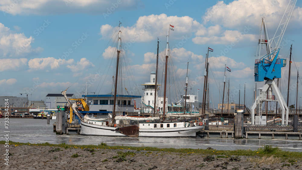 Segelschiff am Pier im Hafen von Harlingen