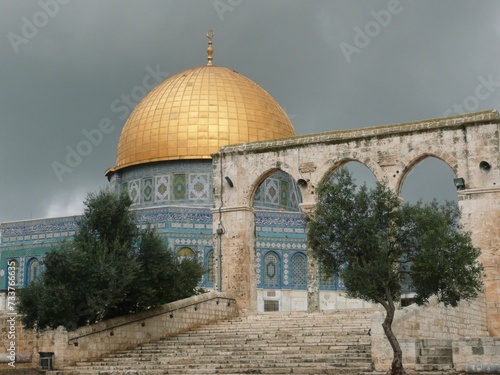 Felsendom in Jerusalem vor dunklen Wolken