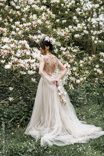 Φωτογραφία La mariée sur fond de camélia en fleurs. Le printemps plaît
