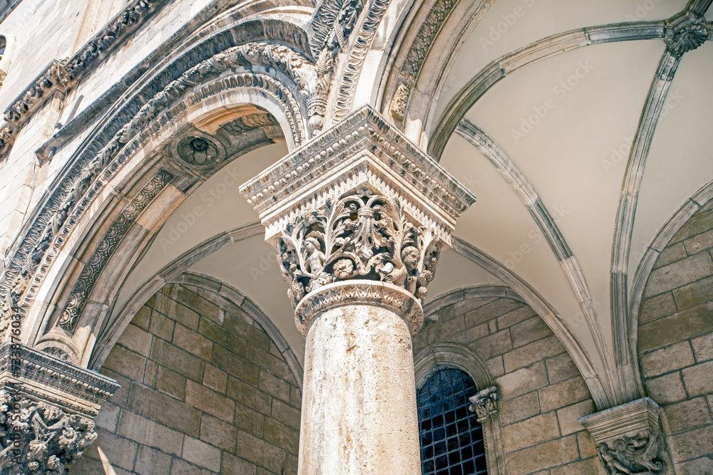 Corithian column between two vaults illuminated by the sun