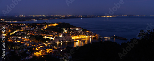 Panorama de la cote Vermeille de Collioure au Barcarès au lever du jour