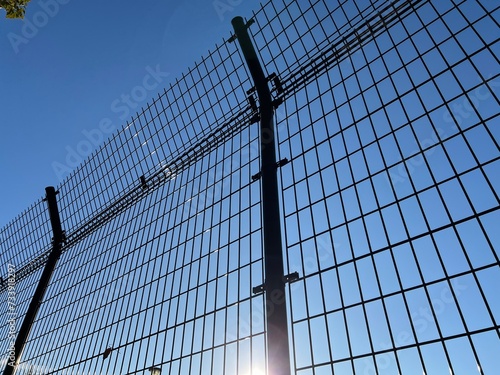 網のフェンスと青空