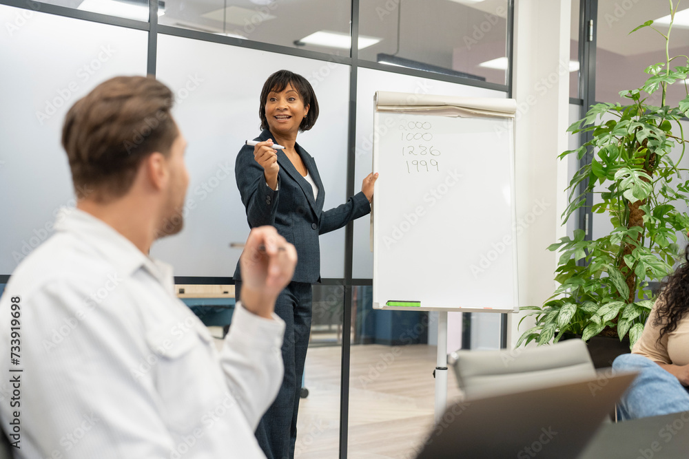 Obraz premium Business people brainstorming during meeting