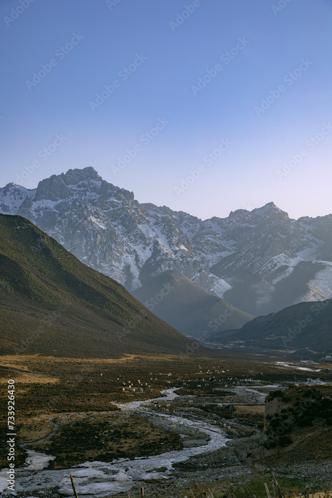 Fototapeta premium Maya Snow Mountain, Wuwei City, Gansu Province-blue sky against the landscape