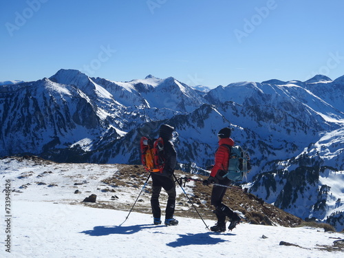 Randonneurs et alpinistes en montagne en hiver dans la neige et la glace des montagnes des Pyrénées en Ariège