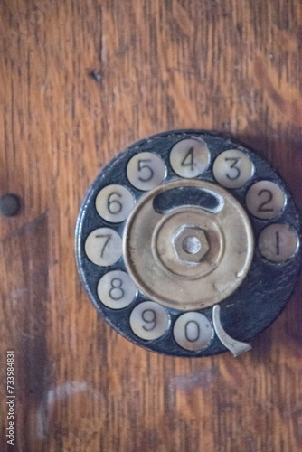 Primer plano de un viejo tel  fono