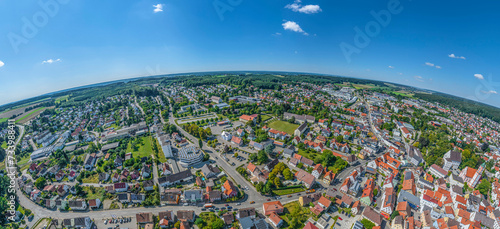 Die mittelschwäbische Stadt Krumbach von oben, Panoramablick über die westlichen Stadtbezirke