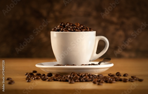 Taza de café con granos de café 