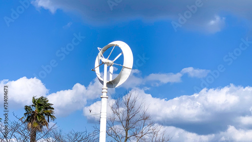 青空と風力発電の風車