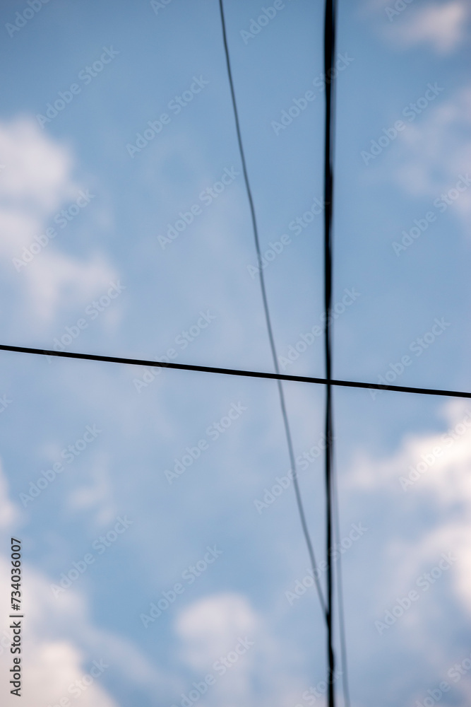 cable de electricidad sobre un cielo celeste con nubes cable de electricidad sobre un cielo celeste con nubes