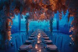 eine festlich gedeckte Tafel für eine Veranstaltung, wahrscheinlich eine Hochzeit, in einem Raum, der in ein mystisches Blaulicht getaucht ist. Über dem Tisch hängen opulente Blumenarrangements