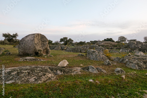 Typische Wegstrecke und Felsandschaft auf dem Camino Via de la Plata in der Extremadura, hier auf der Etappe von Aljucén nach Alcuecar. Felsen und Ginster am Wegesrand