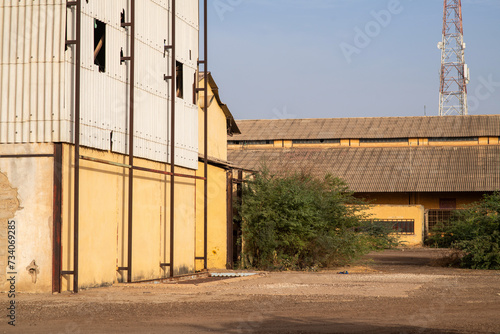 Les bâtiments industriels de la ville de Richard Toll au Sénégal en Afrique de l'Ouest photo