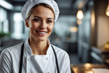 Chef Femenina Sonriente en Cocina Profesional con espacio para texto