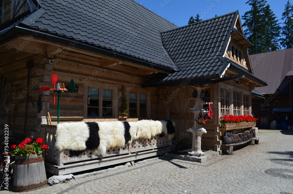 Piękny góralski dom drewniany, Zakopane, Polska - obrazy, fototapety, plakaty 