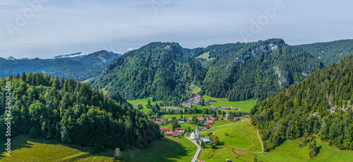 Luftaufnahme aus dem herbstlichen Oberallgäu bei Tiefenbach, Blick über den Ort zum Hohen Ifen