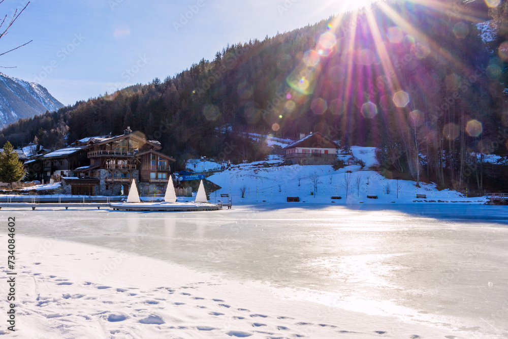 La station de Courchevel et son lac gelé dans les Alpes