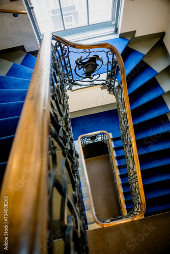 Montée d'escaliers bleue dans un immeuble luxueux