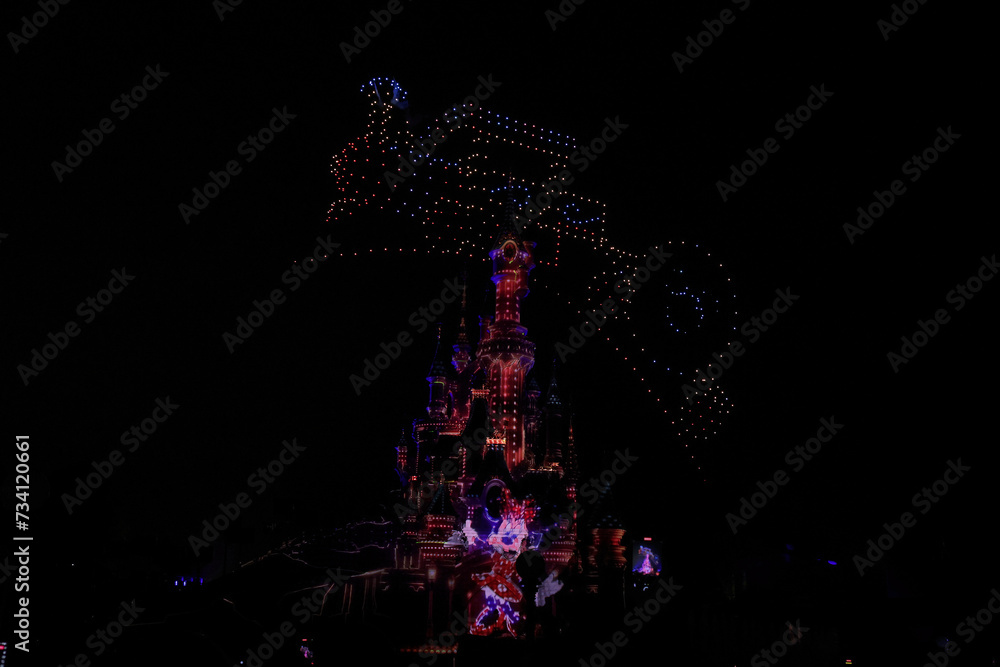 Parc à thème Disneyland Paris. Spectacle nocturne avec des drones Disney Electrical Sky Parade