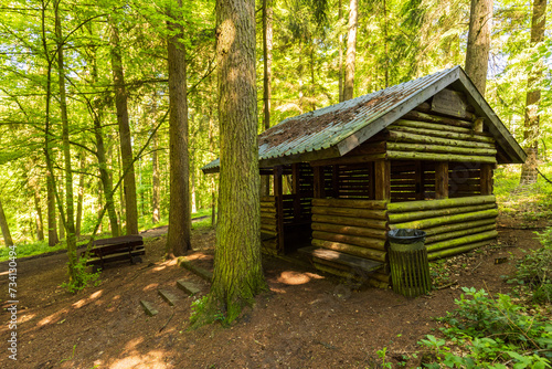Schutzhütte am Wanderweg im Wald