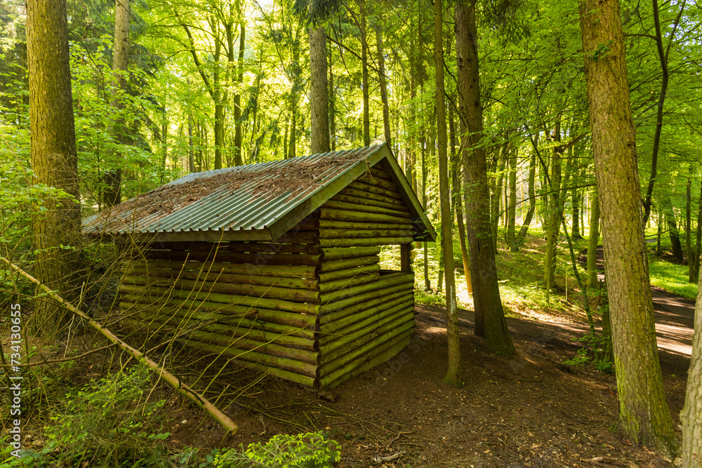 Schutzhütte am Wanderweg im Wald Schutzhütte am Wanderweg im Wald