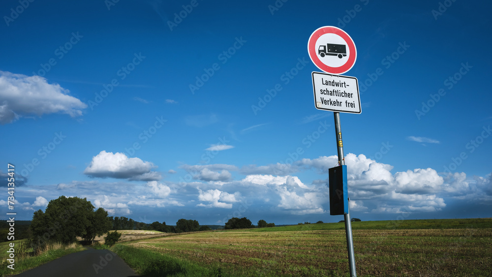 Felder Fahrweg mit Verbotsschild für LKW