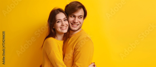 Casal feliz se abraçando juntos isolados no fundo amarelo photo